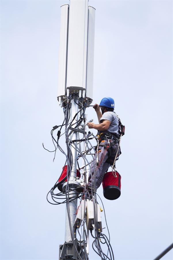 Technicien intervenant sur une antenne télécom
